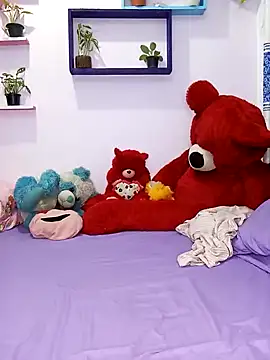  Hot Kisses  online show from January 12, 6:27 pm