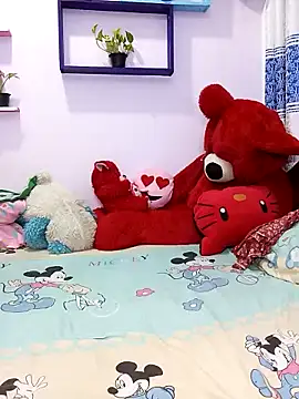  Hot Kisses  online show from January 19, 6:00 pm
