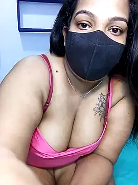  Hot Kisses  online show from February 18, 7:09 pm