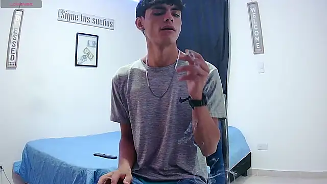 Snapshot of harrytomson_1 chatting on October 19, 12:00 am harrytomson 1 online show from October 19, 12:00 am