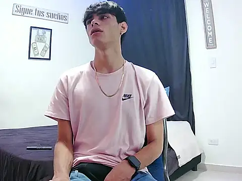 Snapshot of harrytomson_1 chatting on November 19, 8:25 am harrytomson 1 online show from November 19, 8:25 am