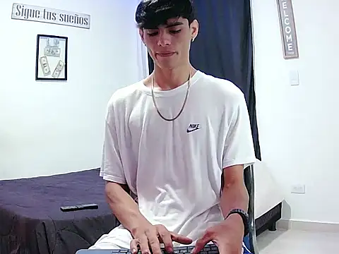 Snapshot of harrytomson_1 chatting on November 29, 11:52 pm harrytomson 1 online show from November 29, 11:52 pm