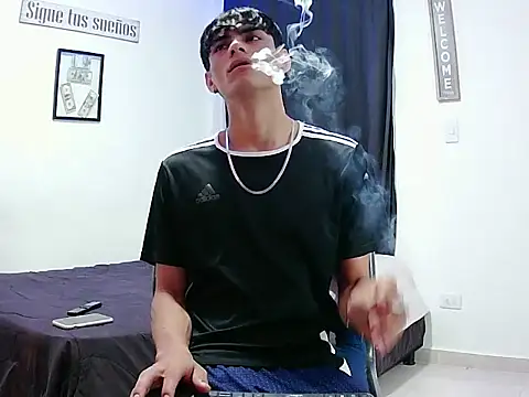 Snapshot of harrytomson_1 chatting on December 14, 10:31 am harrytomson 1 online show from December 14, 10:31 am