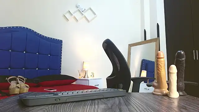 Daniela Saenz  online show from January 15, 4:00 pm