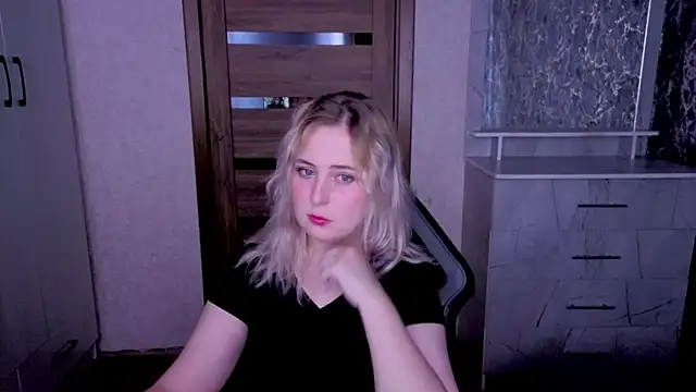 Snapshot of Kristy-Max chatting on June 22, 8:50 pm Kristy-Max online show from June 22, 8:50 pm
