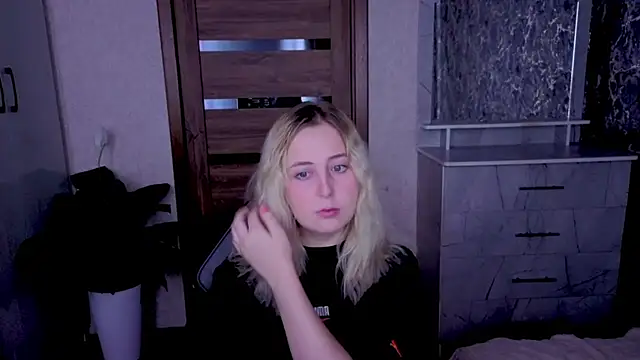 Snapshot of Kristy-Max chatting on July 3, 8:37 pm Kristy-Max online show from July 3, 8:37 pm