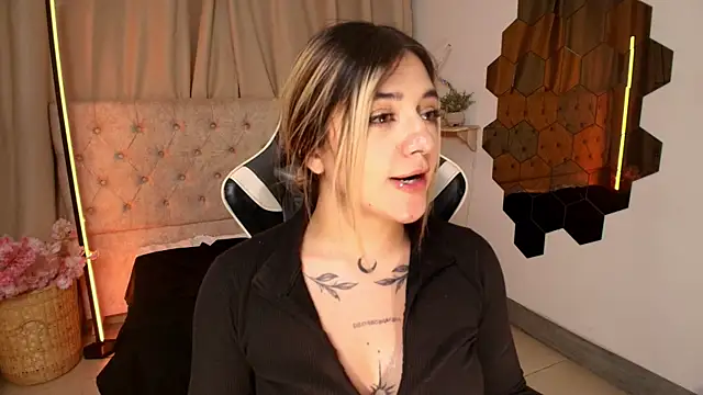 Snapshot of ashleyvalirya chatting on March 21, 10:06 am ashleyvalirya online show from March 21, 10:06 am