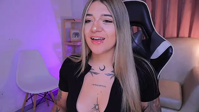 Snapshot of ashleyvalirya chatting on September 18, 4:03 am ashleyvalirya online show from September 18, 4:03 am