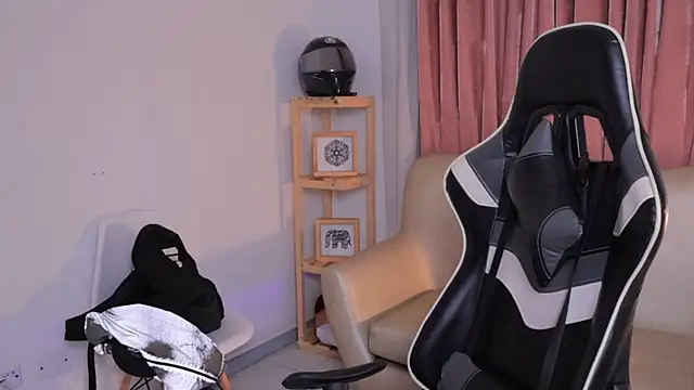 Snapshot of ashleyvalirya chatting on October 3, 3:47 am ashleyvalirya online show from October 3, 3:47 am