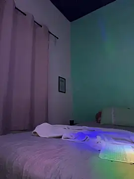 Snapshot of xMirana_ chatting on March 26, 8:20 am xMirana online show from March 26, 8:20 am