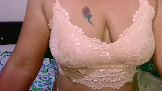 Snapshot of zaray_bella chatting on March 8, 2:04 am zaray bella online show from March 8, 2:04 am