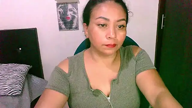 Snapshot of zaray_bella chatting on March 21, 10:24 pm zaray bella online show from March 21, 10:24 pm