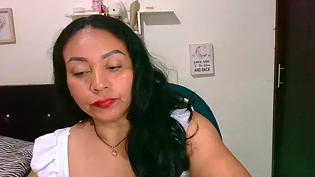 Snapshot of zaray_bella chatting on April 8, 9:26 pm zaray bella online show from April 8, 9:26 pm