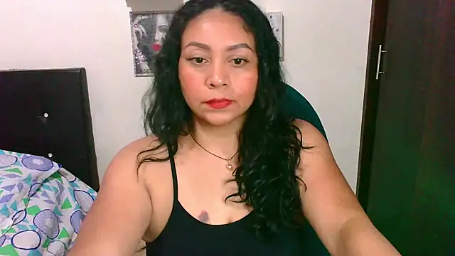 Snapshot of zaray_bella chatting on April 18, 10:32 pm zaray bella online show from April 18, 10:32 pm
