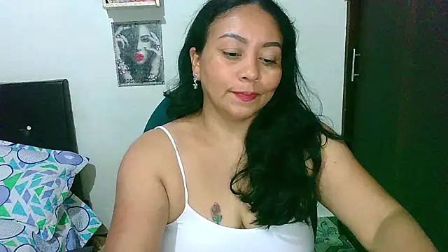 Snapshot of zaray_bella chatting on April 28, 9:31 pm zaray bella online show from April 28, 9:31 pm