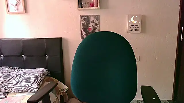 Snapshot of zaray_bella chatting on May 23, 9:08 pm zaray bella online show from May 23, 9:08 pm