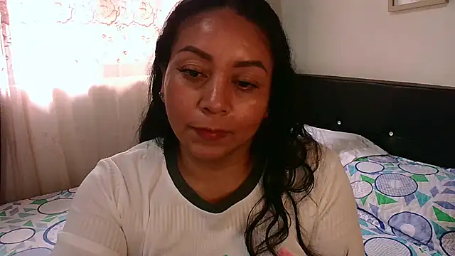 Snapshot of zaray_bella chatting on June 6, 9:08 pm zaray bella online show from June 6, 9:08 pm