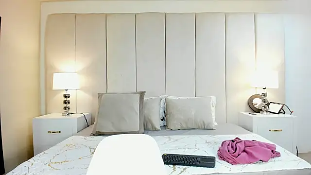 Snapshot of lyzzi_smith01 chatting on February 25, 1:06 pm lyzzi smith01 online show from February 25, 1:06 pm