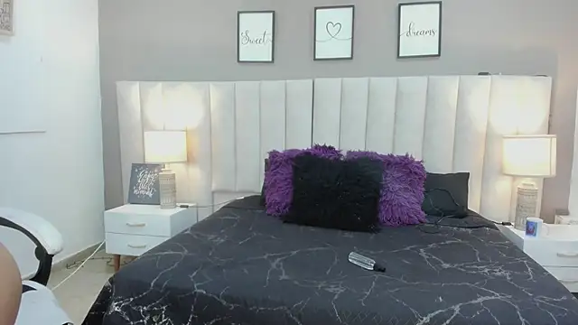 Snapshot of lyzzi_smith01 chatting on March 14, 5:02 pm lyzzi smith01 online show from March 14, 5:02 pm