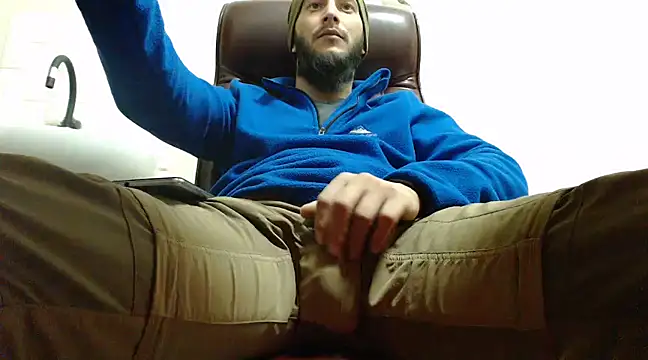 Snapshot of hardbigcock16 chatting on December 17, 8:56 am hardbigcock16 online show from December 17, 8:56 am