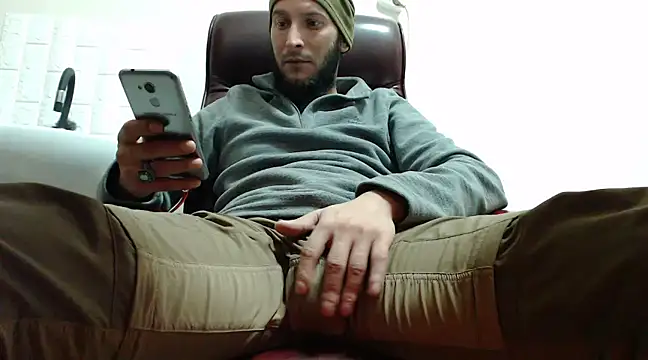 Snapshot of hardbigcock16 chatting on December 24, 10:33 am hardbigcock16 online show from December 24, 10:33 am
