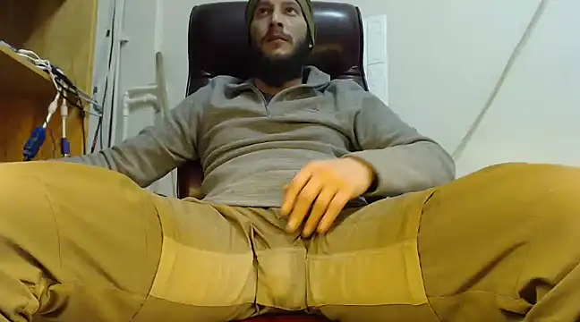 Snapshot of hardbigcock16 chatting on January 22, 1:32 pm hardbigcock16 online show from January 22, 1:32 pm