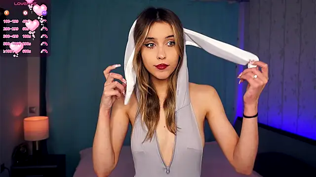 FannyHewson online show from November 11, 7:47 pm