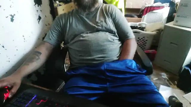 Snapshot of slickwill123 chatting on June 8, 10:32 pm slickwill123 online show from June 8, 10:32 pm