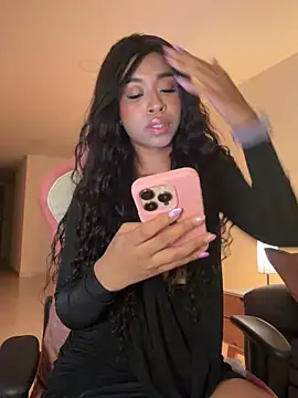 Snapshot of bella__honey chatting on April 26, 2:09 am bella honey online show from April 26, 2:09 am