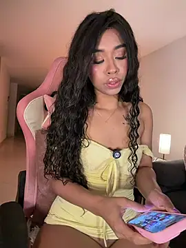Snapshot of bella__honey chatting on April 27, 1:47 am bella honey online show from April 27, 1:47 am