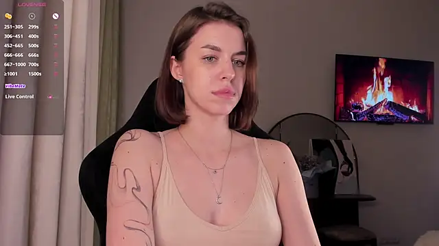 julianymphh online show from March 12, 7:06 pm