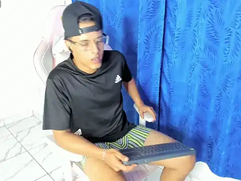 jamesescobar  online show from April 8, 4:01 am