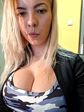 Snapshot of allinqueen chatting on March 9, 8:13 pm allinqueen online show from March 9, 8:13 pm