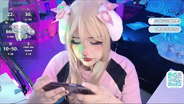 Snapshot of toky_doll chatting on July 18, 3:22 am toky doll online show from July 18, 3:22 am