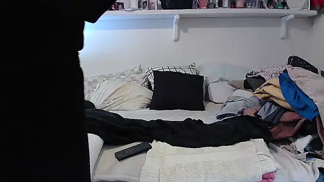 Snapshot of Hand69someguy chatting on October 18, 12:02 am Hand69someguy online show from October 18, 12:02 am