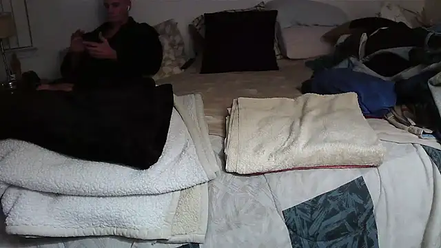 Snapshot of Hand69someguy chatting on November 10, 10:58 am Hand69someguy online show from November 10, 10:58 am