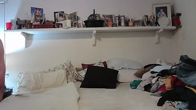 Snapshot of Hand69someguy chatting on November 23, 12:54 am Hand69someguy online show from November 23, 12:54 am