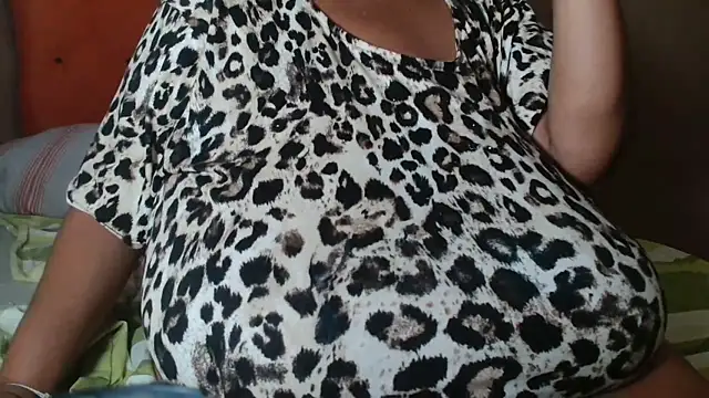 Snapshot of tinagiant chatting on April 2, 7:22 pm tinagiant online show from April 2, 7:22 pm