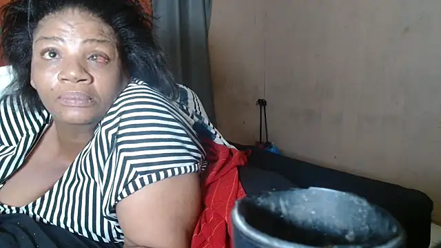Snapshot of tinagiant chatting on May 2, 9:53 pm tinagiant online show from May 2, 9:53 pm