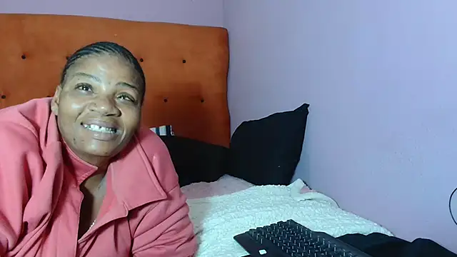 Snapshot of tinagiant chatting on June 3, 5:29 pm tinagiant online show from June 3, 5:29 pm