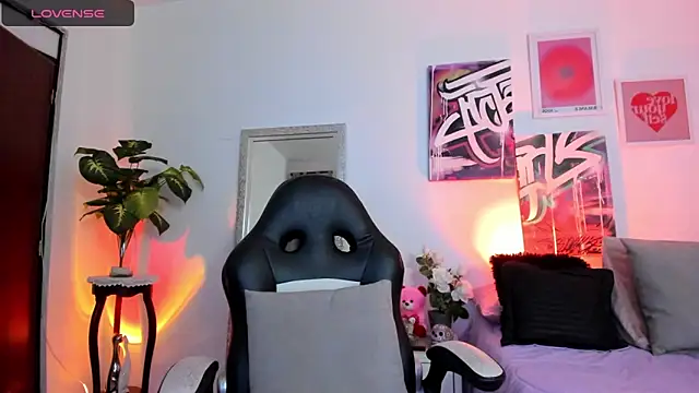 AnnieHuntters online show from March 18, 3:20 am