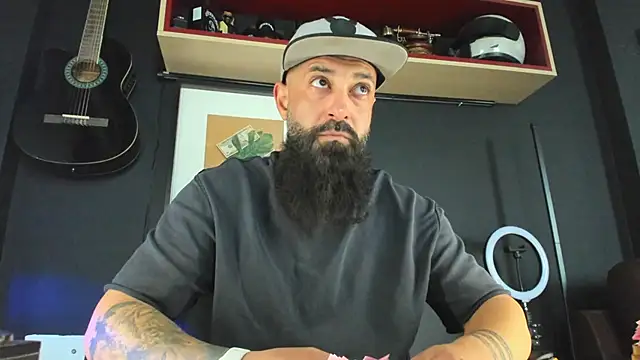 Snapshot of axxelrich_ chatting on February 2, 8:13 am axxelrich online show from February 2, 8:13 am