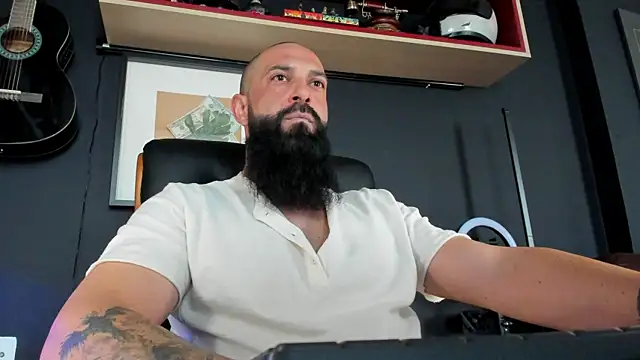 Snapshot of axxelrich_ chatting on February 5, 8:32 am axxelrich online show from February 5, 8:32 am