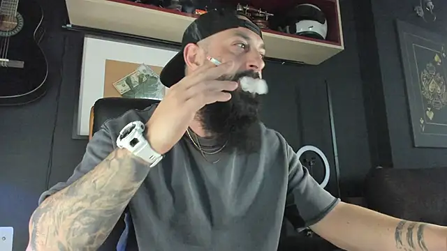 Snapshot of axxelrich_ chatting on February 15, 7:27 am axxelrich online show from February 15, 7:27 am