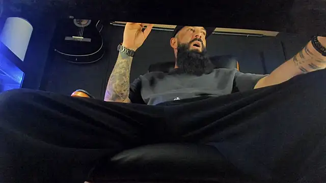 Snapshot of axxelrich_ chatting on March 1, 10:34 am axxelrich online show from March 1, 10:34 am