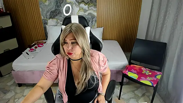 Snapshot of Danna_topless chatting on January 18, 12:04 pm Danna topless online show from January 18, 12:04 pm