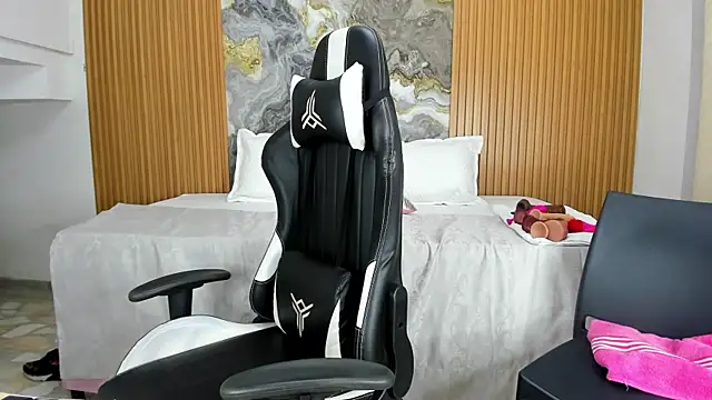 Snapshot of Danna_topless chatting on January 31, 3:33 pm Danna topless online show from January 31, 3:33 pm