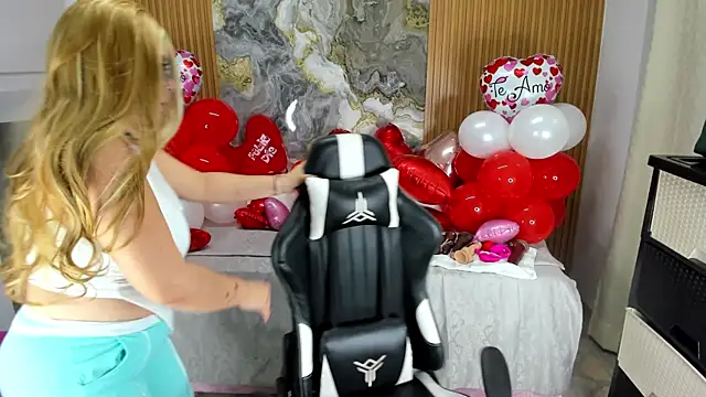 Snapshot of Danna_topless chatting on February 10, 12:08 pm Danna topless online show from February 10, 12:08 pm