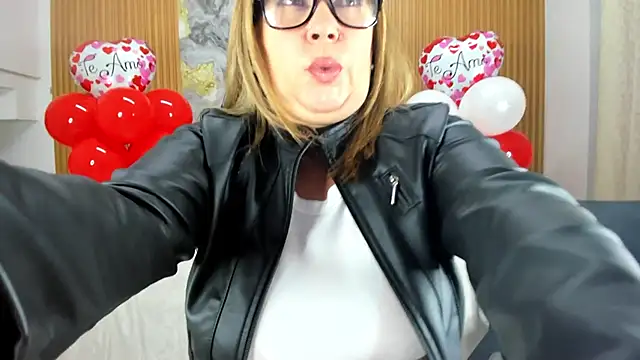 Snapshot of Danna_topless chatting on February 17, 12:05 pm Danna topless online show from February 17, 12:05 pm