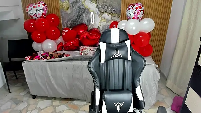 Snapshot of Danna_topless chatting on February 19, 12:00 pm Danna topless online show from February 19, 12:00 pm